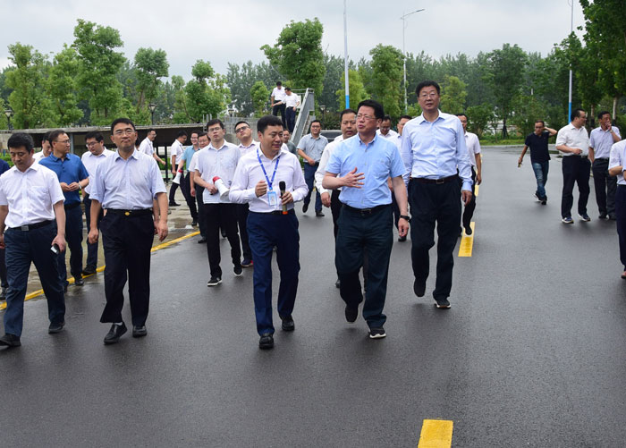 6月29日，副省長(zhǎng)、市委書記楊光榮帶隊(duì)，深入晶宮綠建集團(tuán)裝配式建筑產(chǎn)業(yè)基地，實(shí)地觀摩產(chǎn)業(yè)項(xiàng)目建設(shè)情況，推動(dòng)全市在比學(xué)趕超中掀起產(chǎn)業(yè)項(xiàng)目建設(shè)新熱潮。.jpg